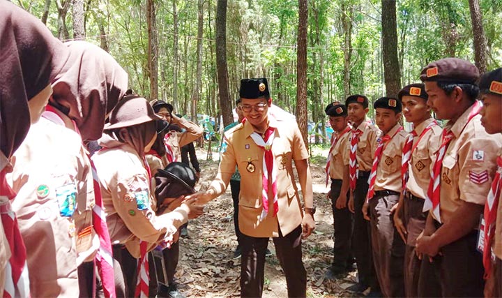Bupati Bangkalan Abdul Latif Imron Amin melakukan kunjungan ke Bumi Perkemahan Hutan Pinus Songgon Banyuwangi untuk menyambangi Kwarcab Kontingen Bangkalan yang mengikuti Jambore Daerah.