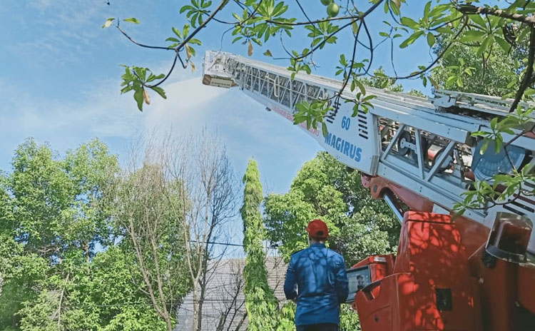 Penyemprotan disinfektan Pasar Kota Bojonegoro dengan mobil crane super tinggi Sabtu (9/5/2020) siang.