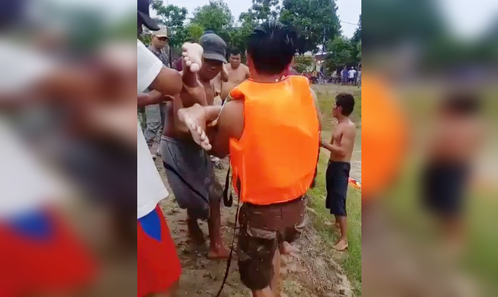 Jenazah korban saat dievakuasi warga.