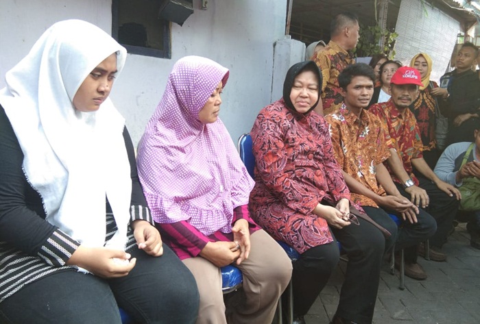 Wali Kota Risma saat bertemu dengan istri dan kedua anak almarhum Agus Riyadi. foto: YUDI ARIANTO/ BANGSAONLINE