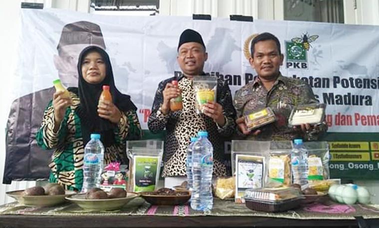 H. Syafiuddin bersama pelaku UMKM Bangkalan yang tergabung dalam Asosiasi UMKM Jawa Timur saat pelatihan packing dan pemasaran, Sabtu (14/3/2020).