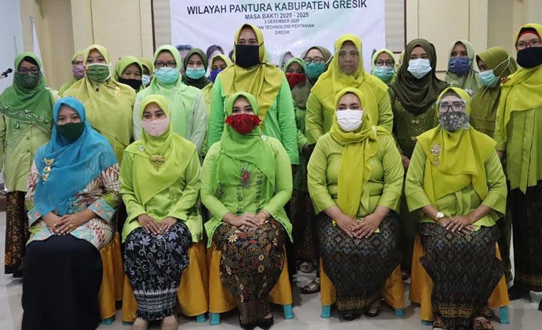 Ketua DPP Perempuan Tani HKTI Jatim, Dr. Lia Istifhama (masker merah), berfoto bersama Ketua DPK PT hKTI Gresik, dr. Nila Hapsari dan para ketua serta pengurus PAC di Gresik yang baru dilantik. foto: ist.