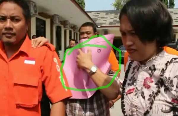 BOHONG: Tersangka Marcel (lingkaran) ketika datang ke Mapolres Sidoarjo kala belum ditetapkan jadi tersangka dan ditahan, beberapa
waktu lalu. foto: catur andy/BANGSAONLINE
