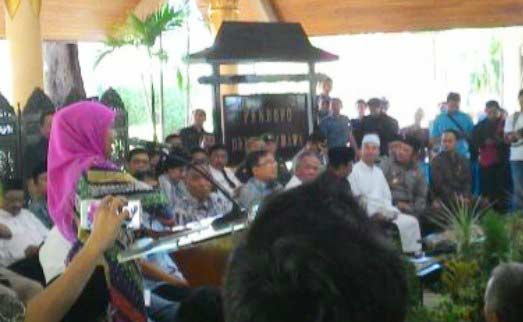 Mensos Khofifah Indar Parawansa usai menandatangani MoU dana talangan pemerintah kepada PT MLJ untuk pembayaran sisa ganti rugi korban lumpur di Delta Wibawa. (foto: nanang ichwan/BANGSAONLINE)
