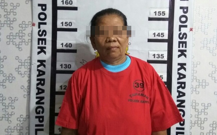 Tersangka saat 'sesi foto' di Polsek Karangpilang SUrabaya.