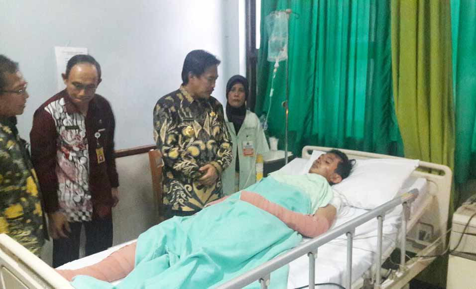 Wabup Sidoarjo H Nur Ahmad Syaifuddin saat menjenguk korban kebakaran pabrik plastik, di RSUD Sidoarjo, Kamis (21/4). foto: musta'in/ BANGSAONLINE