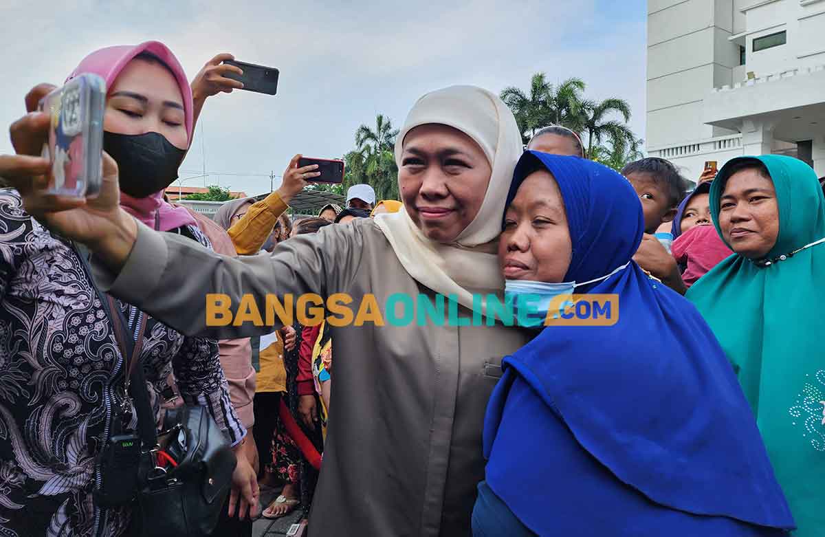 Sambut Ramadhan, Khofifah Berbagi Kebahagiaan dengan Masyarakat Sekitar Kantor Gubernur