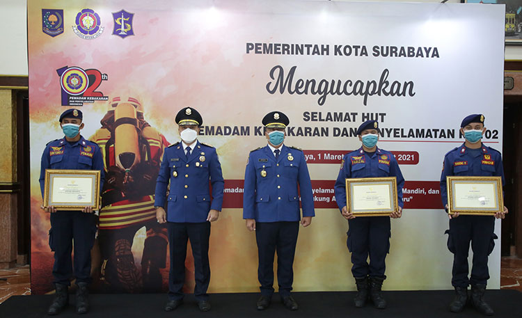 Peringati HUT ke-102, Wali Kota Surabaya Serahkan Penghargaan ke Tiga Personel PMK