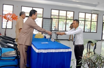 Bupati Lumajang Drs H As’at MAg menerima berkas dari salah satu peserta Diklat pramuwisata. Foto: imron/BANGSAONLINE