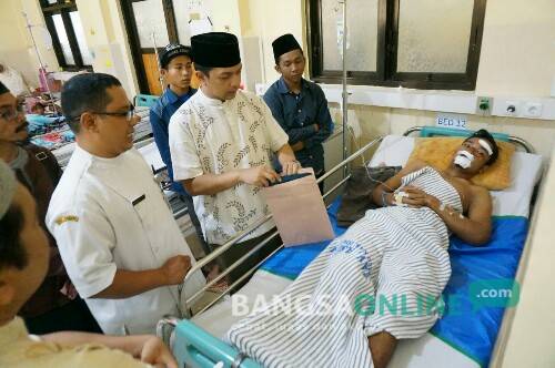 Zahrul Azhar As'ad (Gus Han), Ketua LKKNU Jatim (baju putih berkopyah) saat menjenguk santri terlibat kecelakaan usai HSN di Jombang. foto: Rony S/ BANGSAONLINE