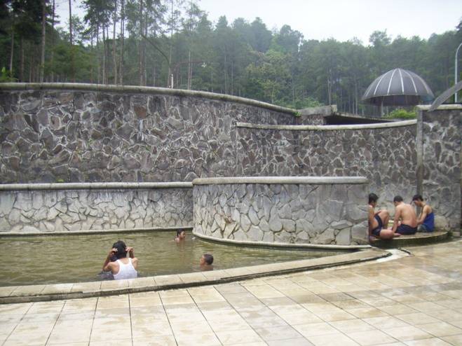 Wisata pemandian air panas padusan pacet.