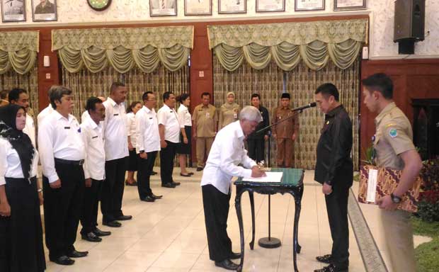 Muarib, Camat Blimbing yang baru, mewakili pejabat lainnya saat menandatangani SK pengangkatan di hadapan Wali Kota Malang HM. Anton, Senin (08/05). foto: IWAN IRAWAN/ BANGSAONLINE