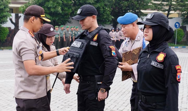 Kapolresta Sidoarjo Kombes Pol. Zain Dwi Nugroho memakaikan rompi menandai launching Tim Delta Squad dan Tim Satgas Anti Botoh.