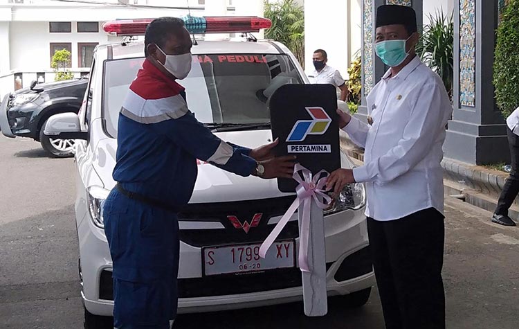 Pertamina Melalui NGRR Tuban Serahkan Satu Unit Ambulans ke Pemkab
