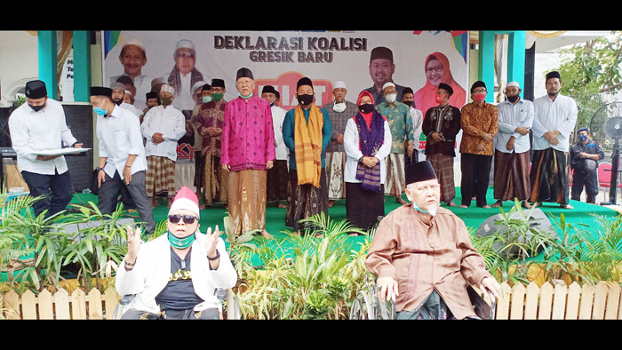 Para kiai usai prosesi pengalungan surban dan doa untuk pasangan Niat. foto: SYUHUD/ BANGSAONLINE