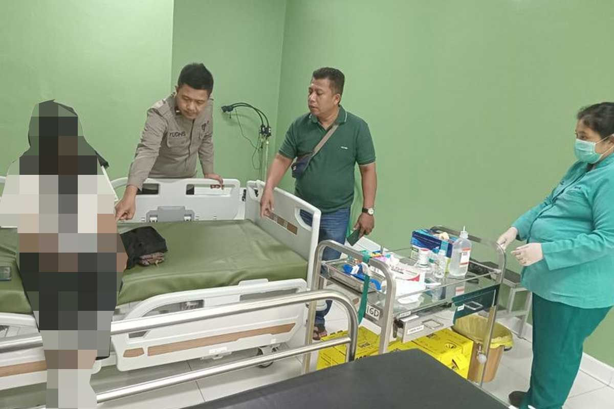 Korban, Fitria Cici Indahwati (20), saat berada di RSUD Ar-Rozy untuk mendapatkan perawatan medis.