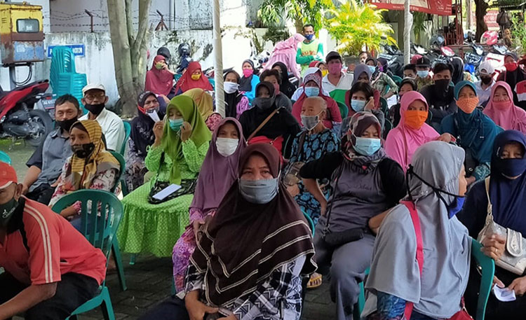 Meski Tampak Ramai, Polisi Pastikan Pencairan BST di Kantor Pos Ngawi Aman