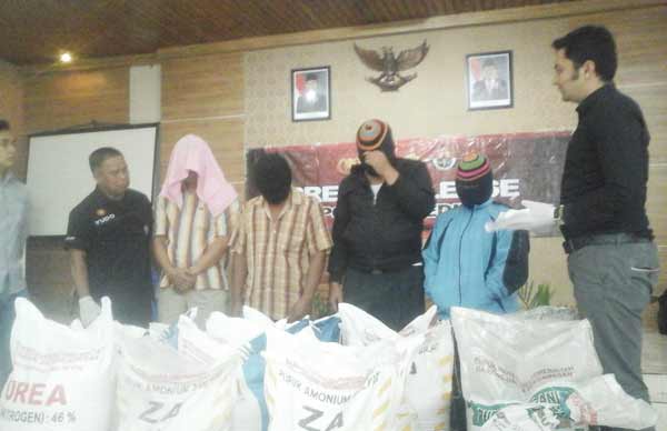 Jual Pupuk Bersubsidi, Pedagang di Kediri Digerebek