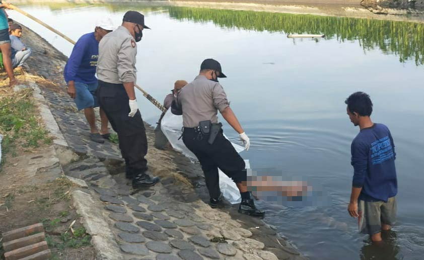 Petugas saat mengevakuasi jenazah di aliran anak Sungai Brantas. foto: AAN AMRULLOH/ BANGSAONLINE