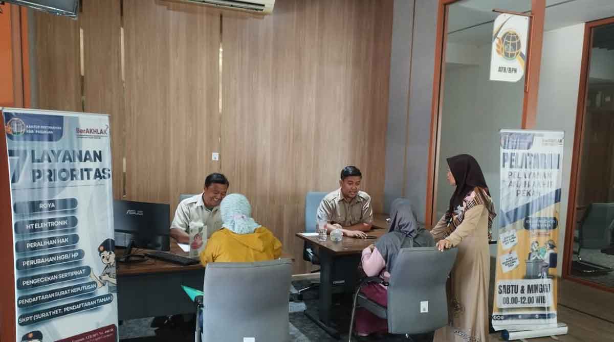 Kantah Kabupaten Pasuruan Serahkan Sertifikat Wakaf Massal