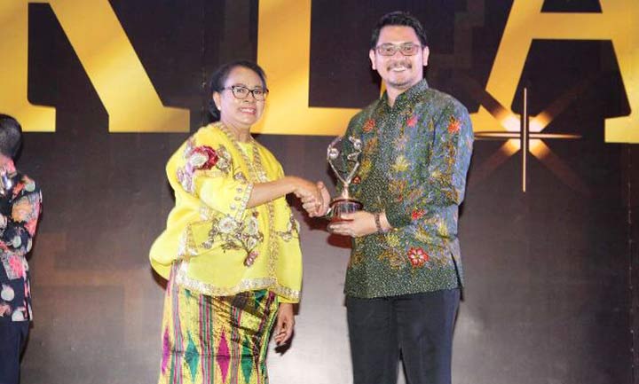 Wakil Wali Kota Pasuruan Raharto Teno Prasetyo ST menerima Penghargaan Madya Kota Layak Anak dari Menteri Pemberdayaan Perempuan dan Perlindungan Anak RI, Yohana Yembise.