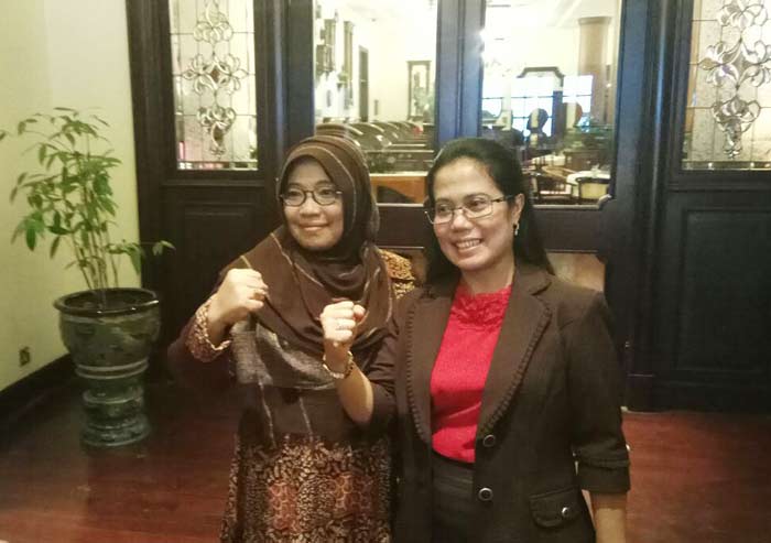 Ketua Tim Pemenangan Gus Ipul-Anas, Hikmah Bafaqih (kiri) bersama Sekretaris Tim Pemenangan, Sri Untari, sesaat setelah diumumkan.