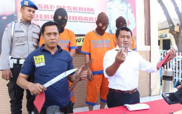 Petugas saat menunjukkan tersangka beserta barang bukti. foto: catur 'gogon' andy/ BANGSAONLINE