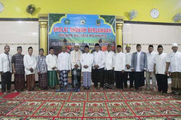 Wali Kota Mas'ud di antara jemaah salat subuh.