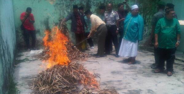 Al-Qur'an Raksasa di Sidoarjo Akhirnya Dimusnahkan