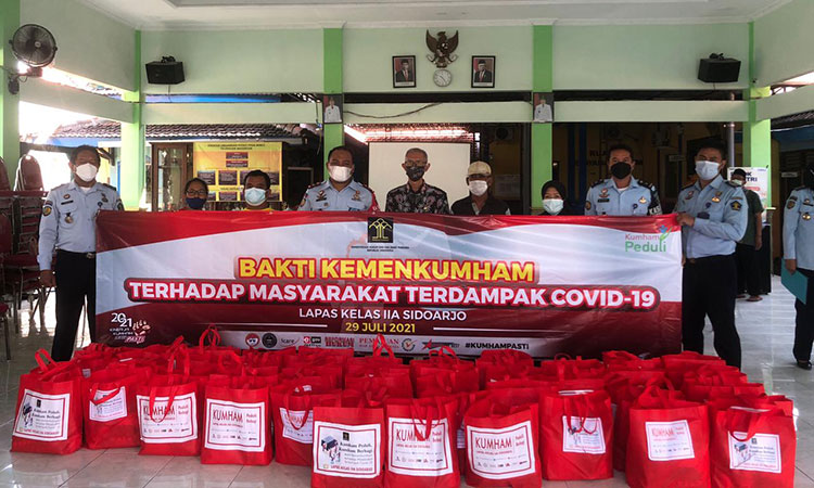 Lapas Sidoarjo berkolaborasi dengan Kelurahan Magersari menggelar bakti sosial dengan menyalurkan bantuan paket sembako untuk masyarakat terdampak Covid-19 di Pendopo Kelurahan Magersari, Kamis (29/7/2021). (foto: ist)