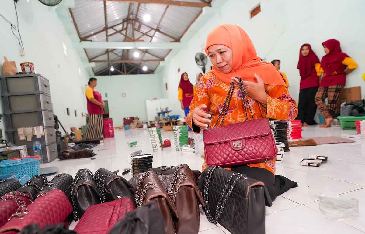Kunjungi Sentra Produksi Tas Kulit di Tulangan Sidoarjo, Khofifah Komitmen Perkuat UMKM Jawa Timur