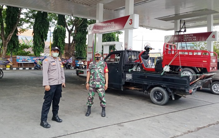 Tampak anggota Polres Mojokerto bersama anggota Kodim 0815 Mojokerto sedang mengamankan salah satu SPBU.