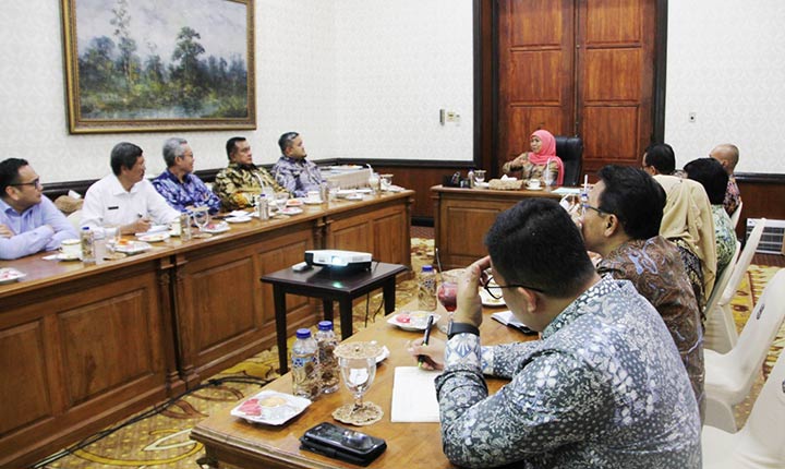 Gubernur Jatim Khofifah Indar Parawansa berbincang bersama dengan Direksi PT. Palawija Gosari di Gedung Negara Grahadi Surabaya. foto: ist