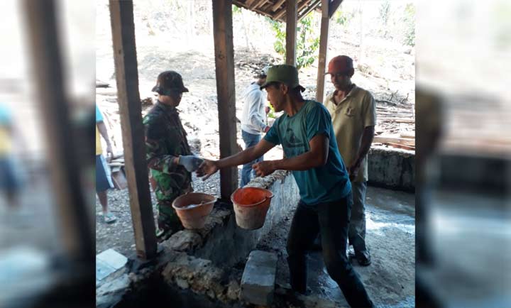 Satgas TMMD Malang Selatan bersama warga masyarakat saat menggarap RTLH milik Painem.
