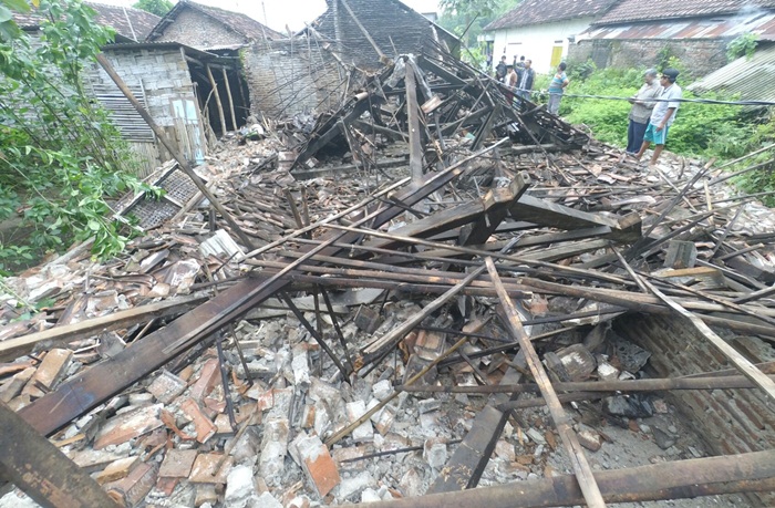 Dua buah rumah di Dusun/Desa Sebani, Kecamatan Sumobito, Kabupaten Jombang, Jawa Timur, ambruk akibat sapuan angin puting beliung, Kamis (1/2/) siang. Foto: RONY S/BANGSAONLINE
