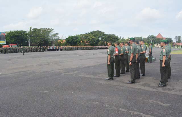 Apel Sat Pamwil yang berlangsung di lapangan Makodam V Brawijaya.