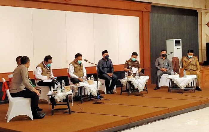 Bupati Sambari bersama Forkopimda saat rapat PSBB. foto: ist
