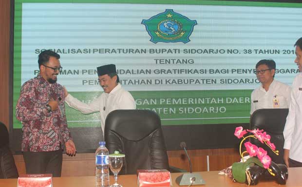 ANTISIPASI: Wabup Sidoarjo Nur Ahmad Syaifuddin dan pemateri dari KPK saat sosialisasi Perbup tentang gratifikasi, di Aula BKD, Rabu (26/4). foto: Kominfo Sidoarjo