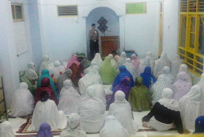 Suasana tarawih ramadan di masjid putri Aisyah, Ketegan Taman.