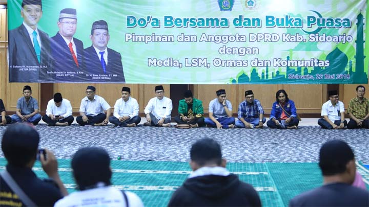 UNTUK BANGSA: Doa bersama yang digelar DPRD Sidoarjo, di gedung DPRD Sidoarjo, Rabu (22/5) petang. foto: ist