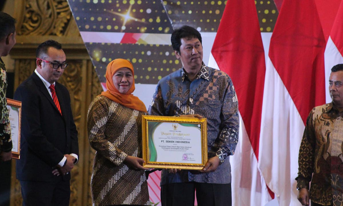 Gubernur Khofifah menyerahkan penghargaan kepada Andrie Zeinaldie, SM of Cemen Production SIG.