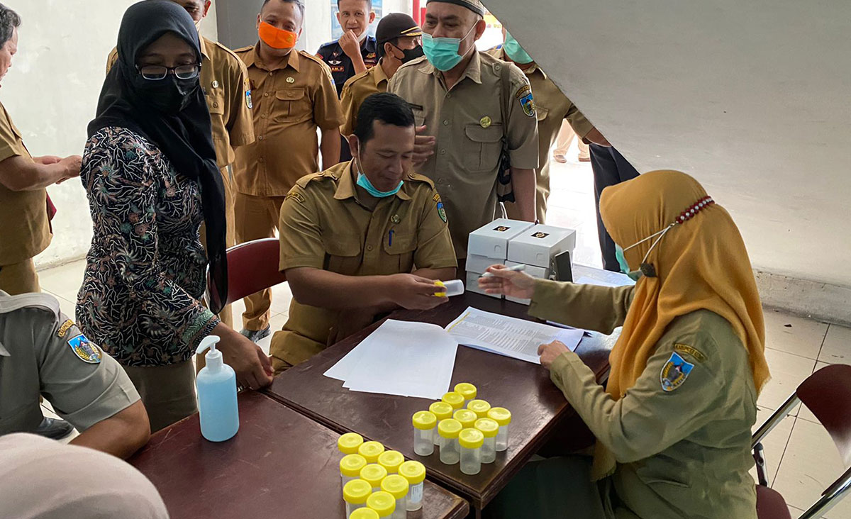 Sejumlah ASN di Lingkungan Pemkab Kediri saat antre untuk mengikuti tes urine. Foto: Ist. 
