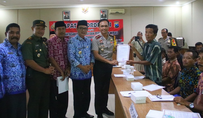 Kapolres Ngawi sedang menunjukan maklumat.