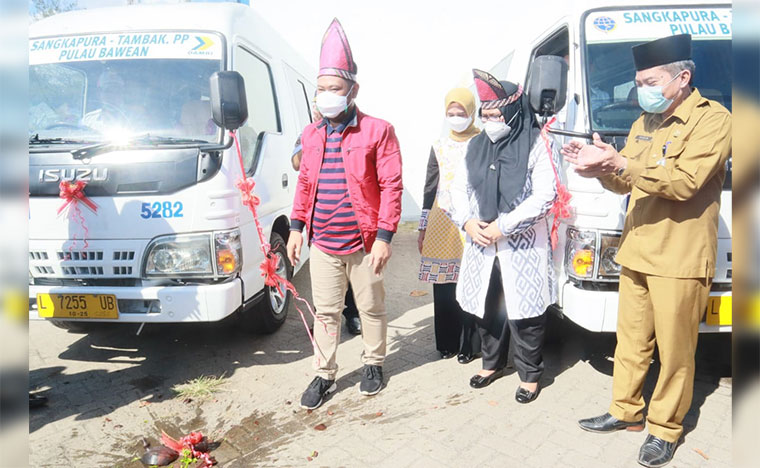 Bupati Gus Yani didampingi Wabup Bu Min saat melepas armada angkatan perintis. foto: SYUHUD/ BANGSAONLINE