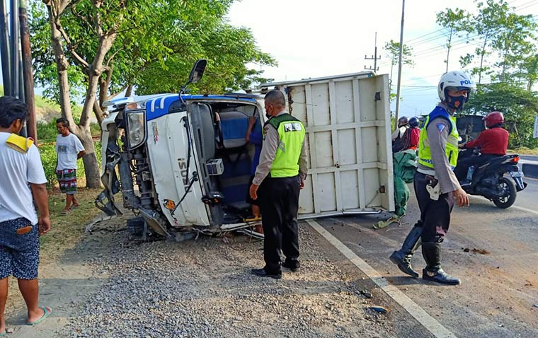 Petugas melakukan olah TKP.