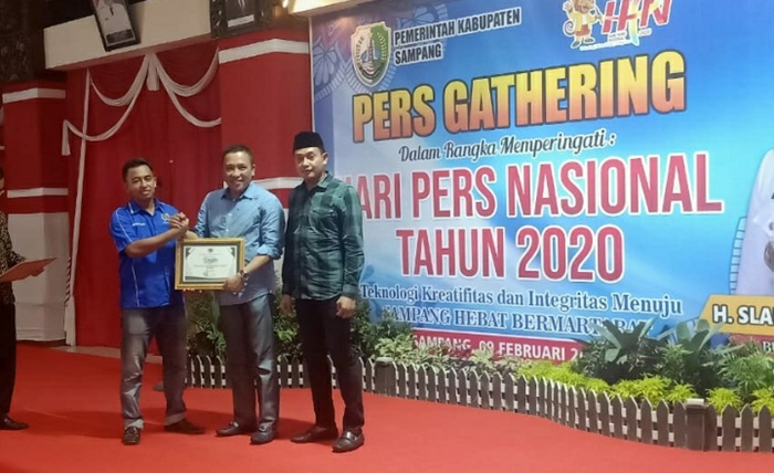 PWI Sampang Anugerahi Bupati Penghargaan The Best Performance Leader 2019-2020