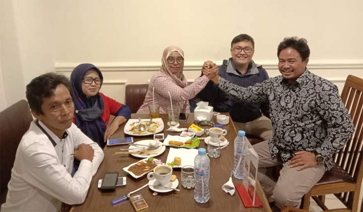 Ali Azhara (paling kanan) saat bertemu ketua PSI dan Partai Garuda di sebuah kafe di Surabaya. foto: istimewa/ bangsaonline.com