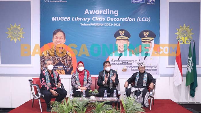 Wakil Bupati Gresik, Aminatun Habibah (dua dari kiri), saat menjadi pembicara dalam lomba LCD di SD Muhammadiyah 1 GKB. Foto: SYUHUD/BANGSAONLINE
