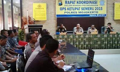 Suasana rakor Forpimda Kabupaten Mojokerto di ruang eksekutif Mapolres setempat. (gunadhi/BANGSAONLINE)