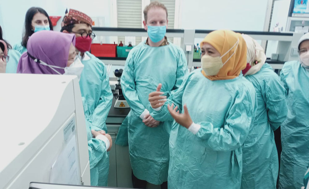 Gubernur Khofifah Resmikan Laboratorium AMR, Jadi Penguat Layanan Kesehatan di Jawa Timur
